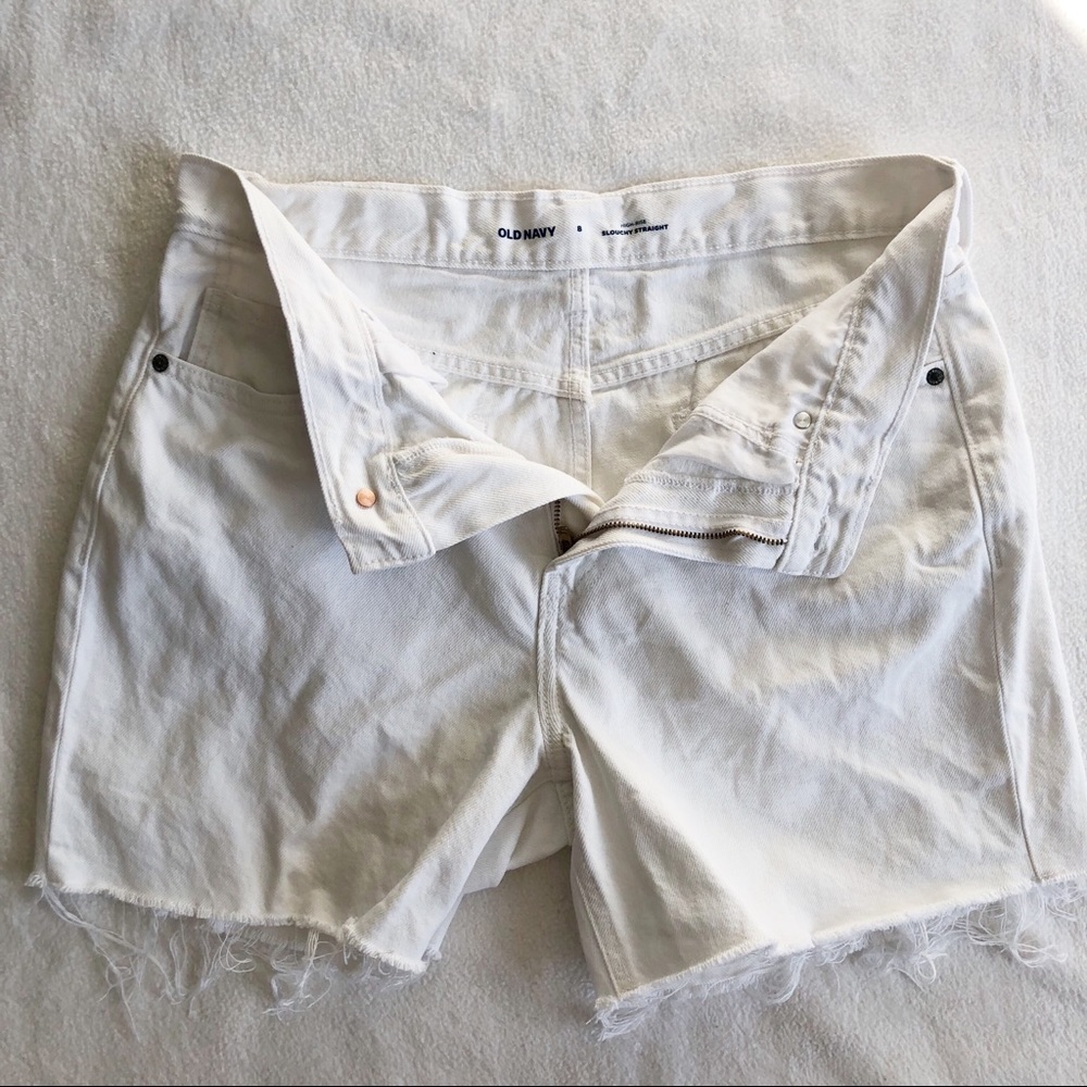 Old Navy Women’s Slouchy Straight Cut Off Denim Shorts in Calla Lily White, 8 - Picture 9 of 13